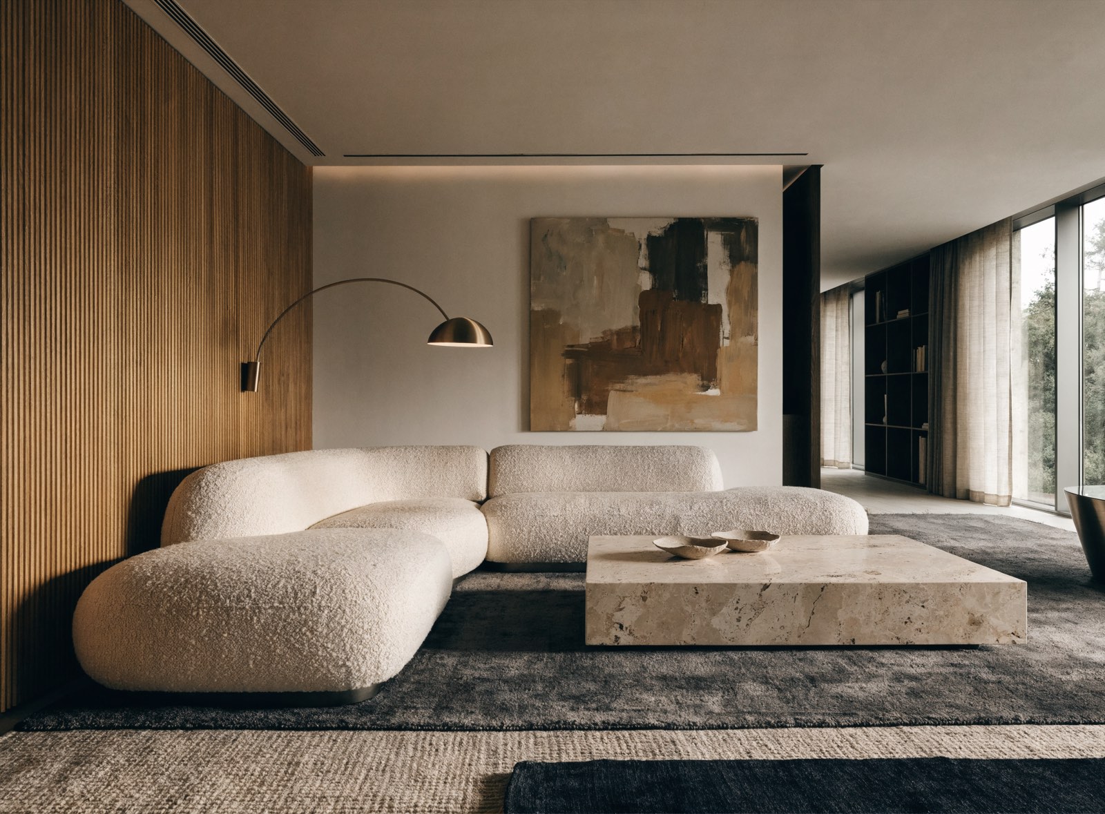 Wohnbereich einer Privatresidenz mit Bouclé-Sofa, Travertintisch und Eichenlamellenwand