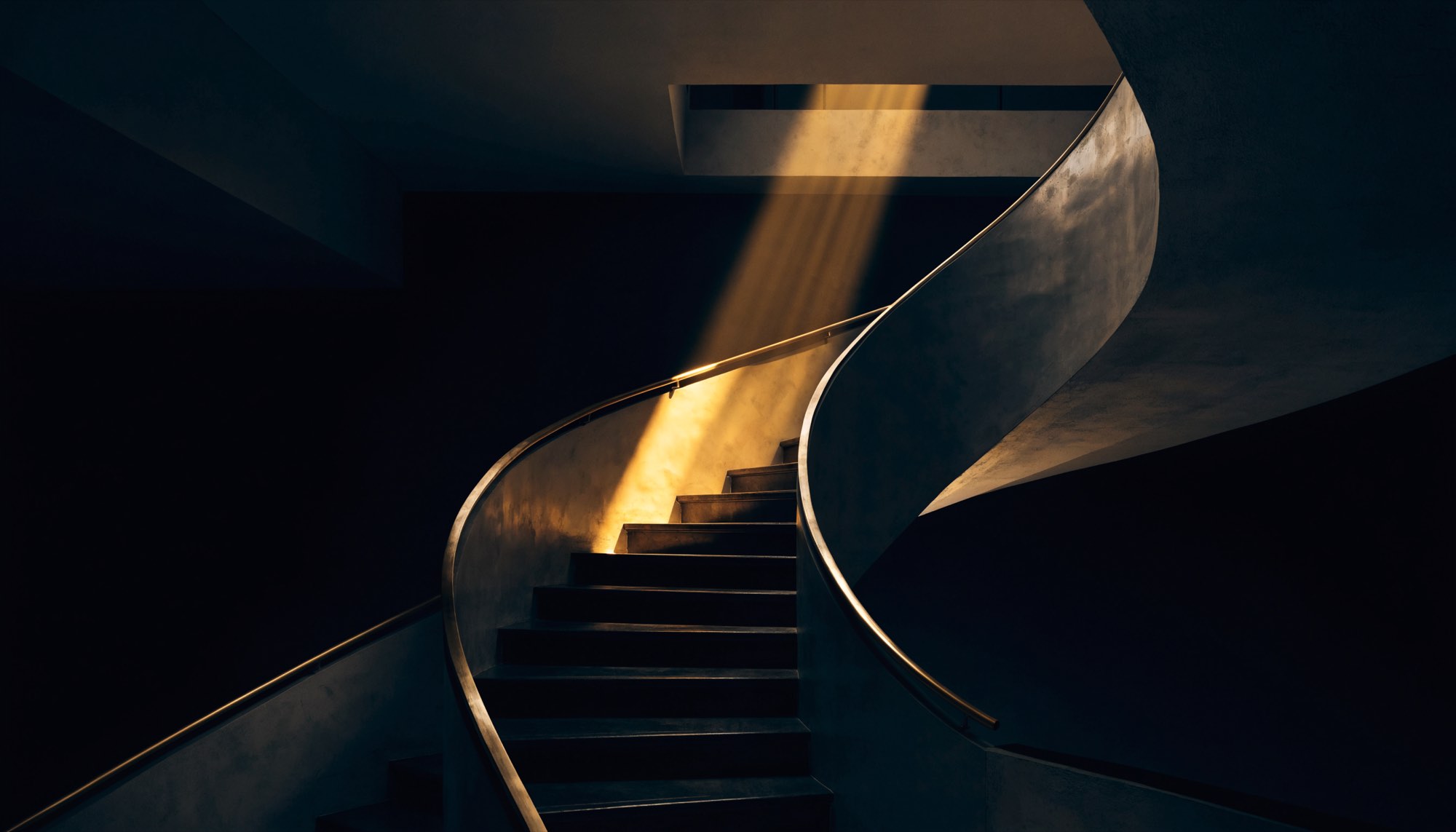 Geschwungene Treppe aus dunklem Putz mit Messinghandlauf, von einem Lichtstrahl getroffen